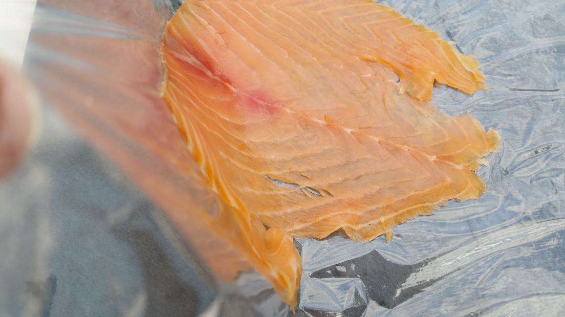 Placez les tranches de saumon sur du film alimentaire.