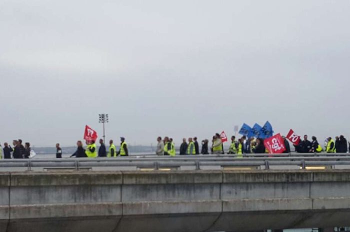 Roissy CDG ► L’aérogare 2 bloquée par les manifestants