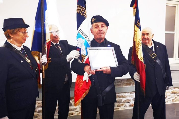 Longperrier ► A la cérémonie du 8 mai, Dany Cheron a reçu son drapeau tricolore [Diaporama]
