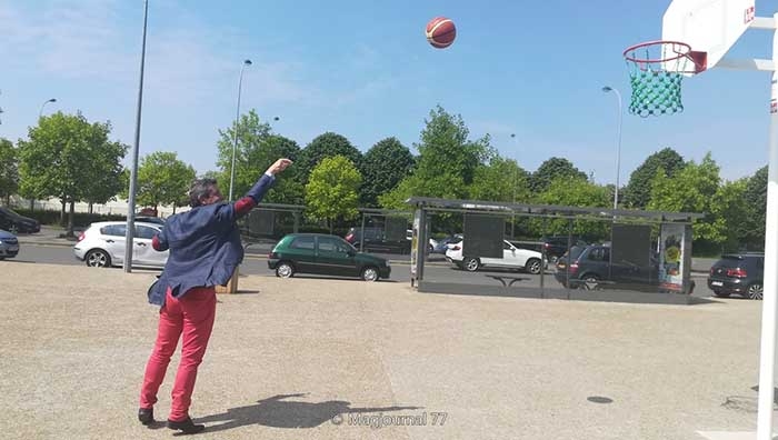 Nanteuil-lès-Meaux ►Le maire marque des points devant le panier de basket du gymnase des Closeaux