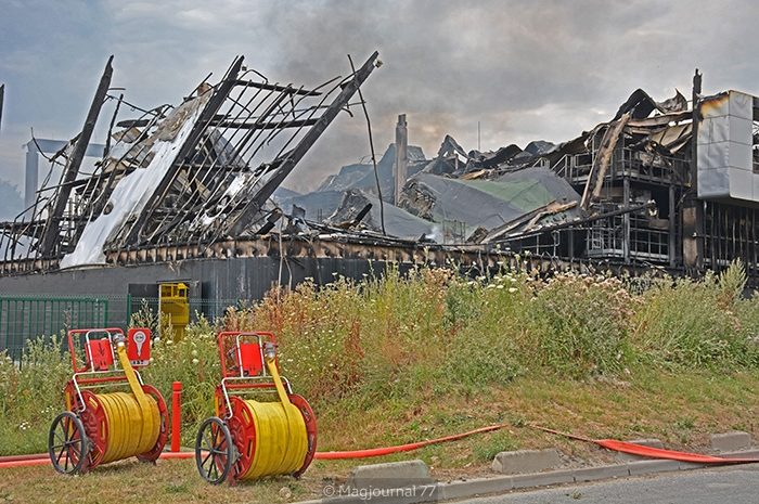 Saint-Thibault-des-Vignes ► Un gigantesque incendie a détruit 4 000 m2 de bâtiments au Sietrem