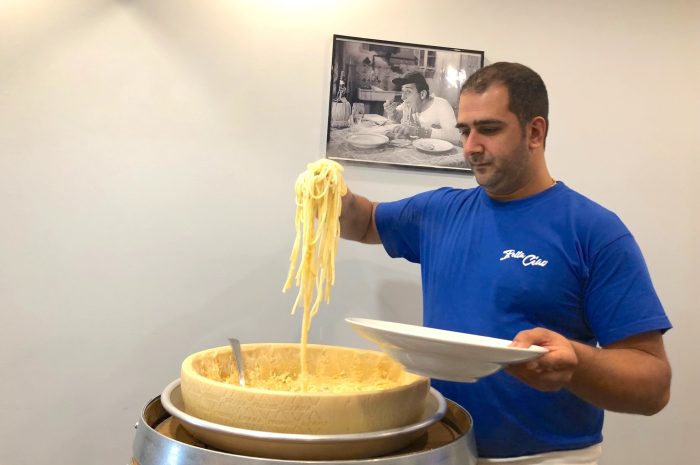 Meaux ► Bella Ciao : des pâtes flambées dans une meule de parmesan, au pied de la cathédrale