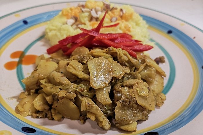 La petite recette du week-end ► Sauté de chou vert et de haricots blancs au curcuma : du spécial vegan revigorant