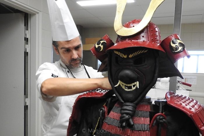 Chauconin-Neufmontiers ► Sylvain Sellier a réalisé un samouraï à taille réelle en chocolat [Vidéo]