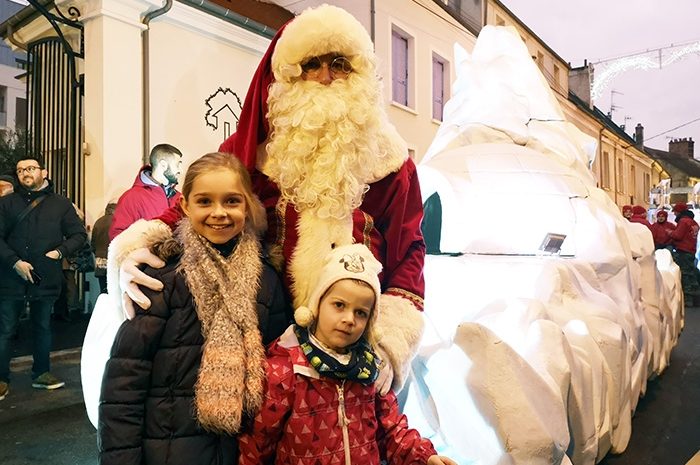 Lagny-sur-Marne ► Les enfants ont rencontré le Père Noël à la grande parade son et lumière [Vidéo]