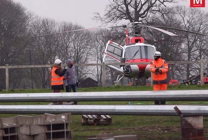 Nanteuil-lès-Meaux ► [Vidéo] Terrain de football : les pylônes d’éclairage posés à l’aide d’un hélicoptère