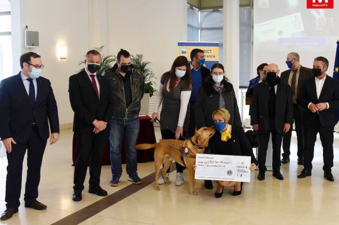 Chelles ► [Vidéo] Le Lions Club remet un chien guide à une non-voyante chelloise