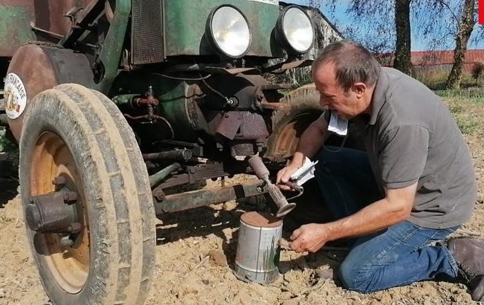 Jaignes ► [Vidéo] Patrimoine : l’agriculteur démarre son tracteur au chalumeau