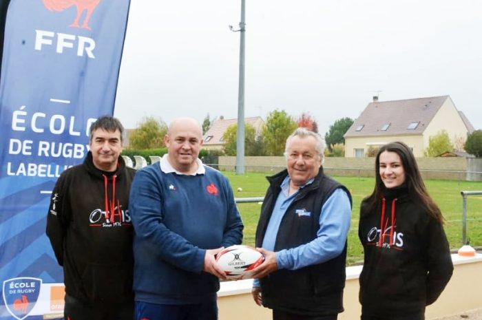 Othis ► [Vidéo] Pascal Buffe, de Prodameaux, offre des ballons aux enfants de l’école de rugby