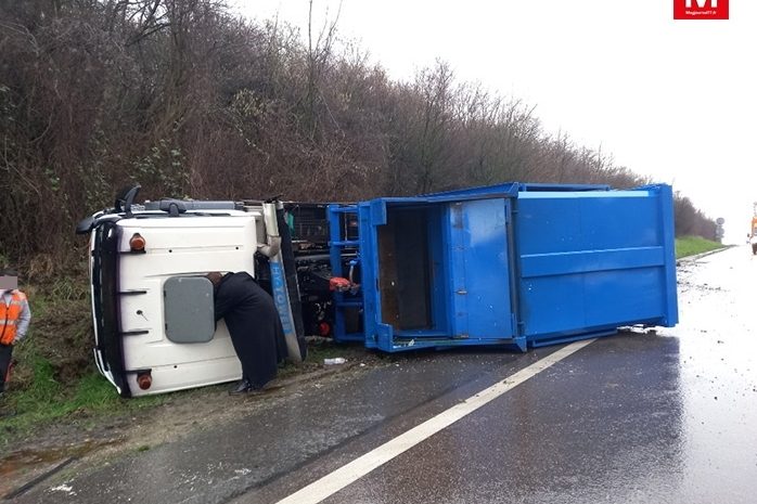 Villeparisis ► [Vidéo] A 104 : un poids lourd se couche sur la chaussée