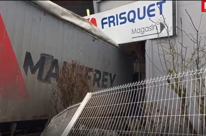 Meaux ► [Vidéo] Accident : un poids lourd arrache la clôture et défonce le bâtiment d’une entreprise