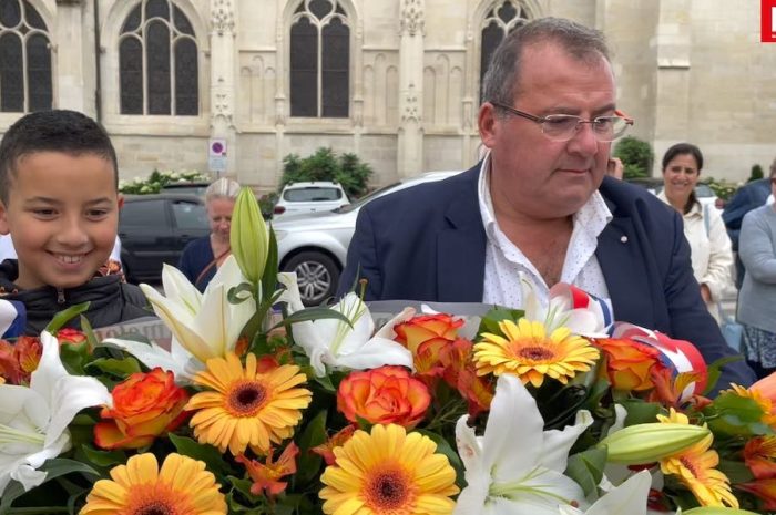 Le Mesnil-Amelot ► [Vidéo] Le maire a fleuri le monument aux morts, une tradition à la fête communale 