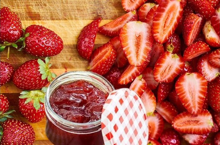 La recette du week-end, par JED ► [Vidéo] La confiture de fraise, ça passe par les trous de la tartine…