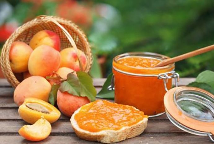 La deuxième recette du week-end ► La confiture d’abricot au romarin, pour le roi des fruits de la saison