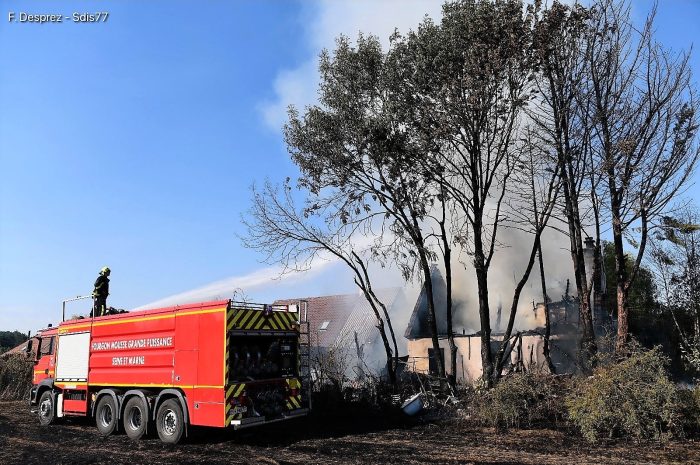 Annet-sur-Marne ► Le feu de chaume se propage : une maison détruite