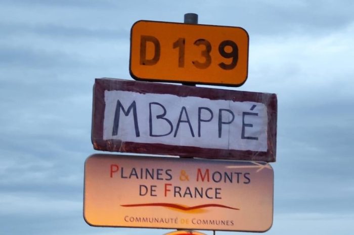 Messy ► Trait d’humour : les panneaux d’entrée du village ont été rebaptisés « Mbappé » 