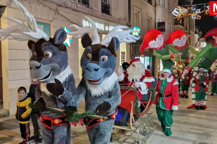 Meaux ► [Vidéo] Le Père Noël a rencontré les enfants et paradé dans le centre ville 