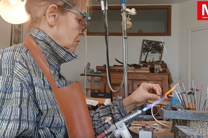 Carnetin ► [Vidéo] Dans son atelier, Pascale Verrand, artisan verrier, transforme le verre en bijoux