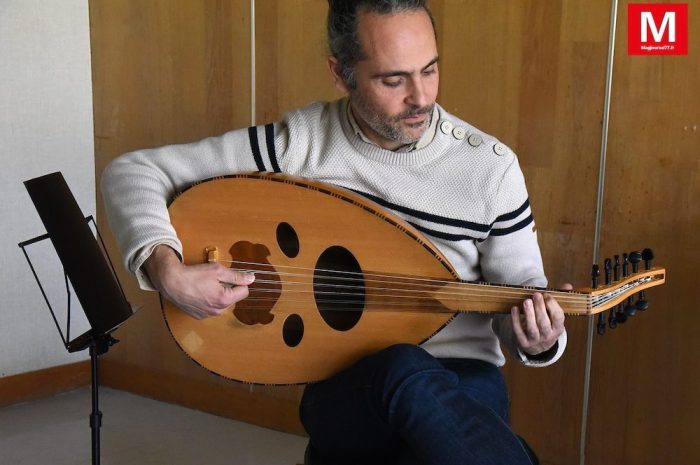 Dampmart ► [Vidéo] La musique méditerranéenne du Duo Levantin et ses instruments à cordes ont fait entrer le soleil dans la médiathèque