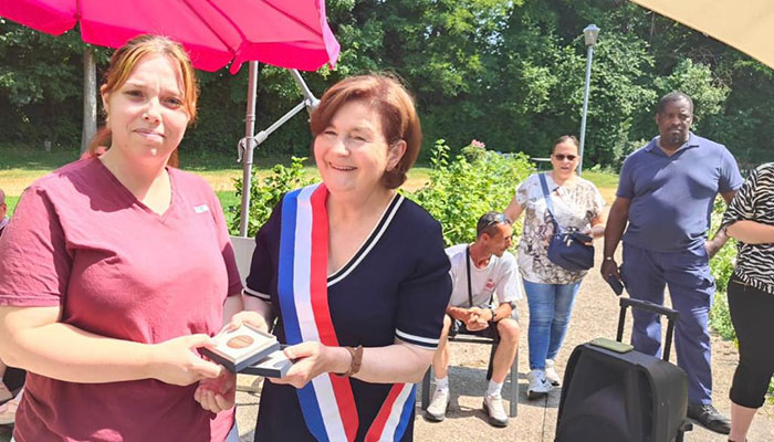 Lizy-sur-Ourcq ► Après l’incendie à la maison de retraite : la députée Béatrice Roullaud a remis une médaille au personnel