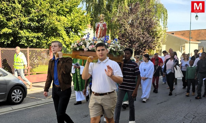 Saint-Soupplets [Vidéo] - Pèlerinage de Saint-Leu : les jeunes fidèles sont venus se faire bénir avant la rentrée des classes