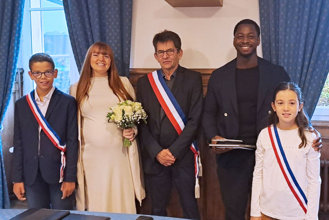 Crécy-la-Chapelle - Première pour un mariage : Lewis et Lola du comité municipal des jeunes ont assisté l'adjoint au maire
