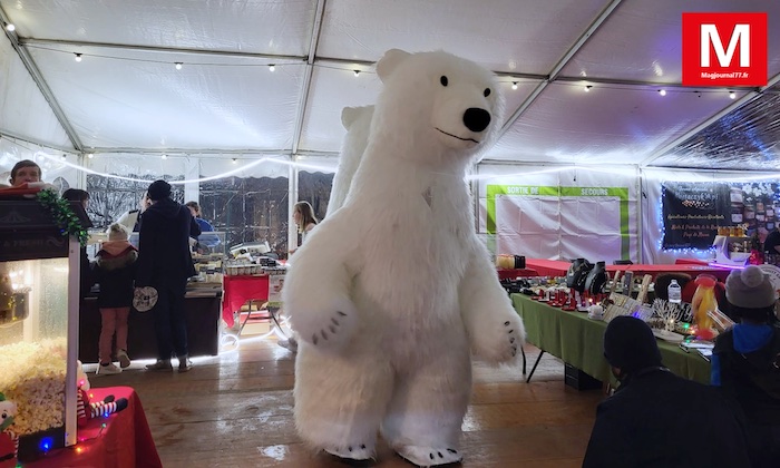Nanteuil-lès-Meaux [Vidéo] : Deux ours polaires géants ont animé le marché de Noël et déambulé parmi les stands