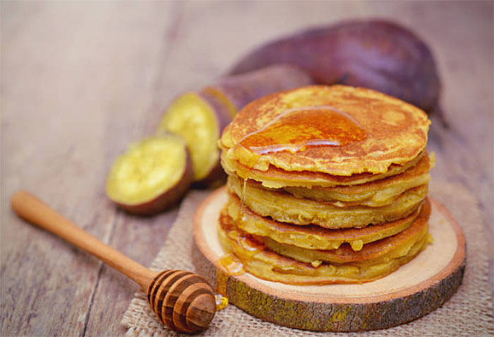 La recette du week-end : Les pancakes de patate douce à l’américaine, avec du sirop d’érable et du lard grillé