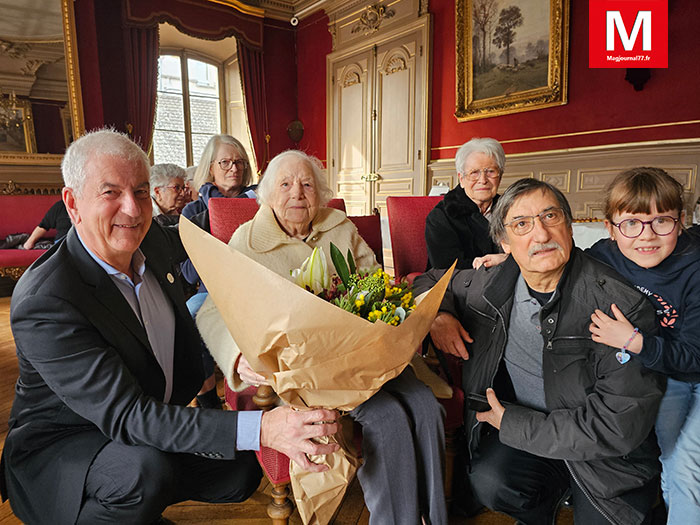 Lagny-sur-Marne [Vidéo] - Yvonne Prieur, latignatienne, a fêté ses 100 ans : une cérémonie a été donnée en son honneur à l'hôtel de ville et le maire lui a offert un bouquet