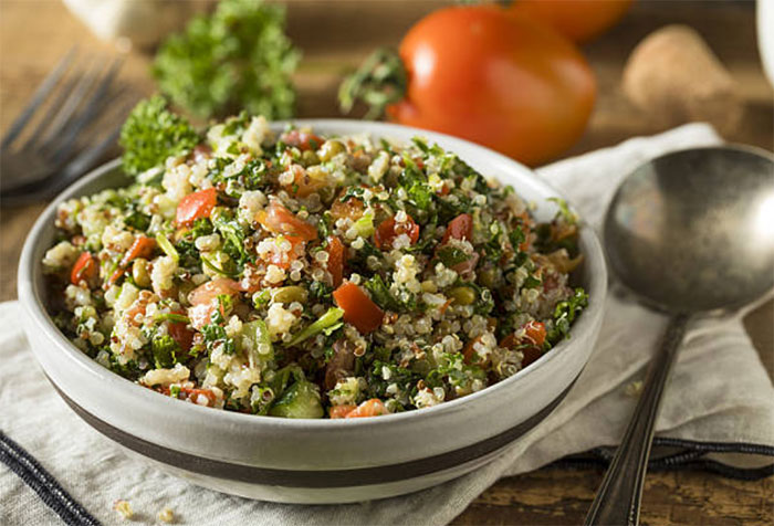 La recette du week-end : Avec le quinoa et les petits légumes frais, les salades se mettent au diapason de la saison