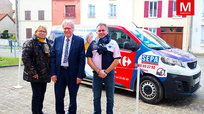 Crégy-lès-Meaux [Vidéo] - Inauguration du service gratuit : le minibus acquis par la mairie transporte les administrés